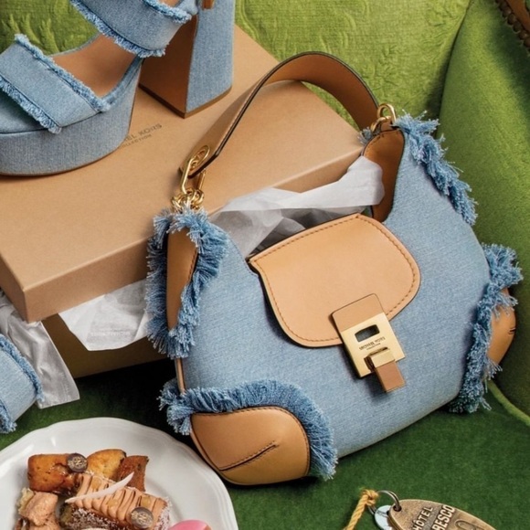 MICHAEL KORS collection BANCROFT MEDIUM denim FRAYED shoulder BAG - Picture 4 of 11